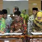 Mensos dan Menteri PPPA dengan 7 fraksi di Komisi VIII DPR menyetujui Perpu Perlindungan Anak atau dikenal Perppu Kebiri dibawa ke rapat paripurna DPR untuk disahkan menjadi UU, Jakarta, (26/7). (Liputan6.com/Johan Tallo)