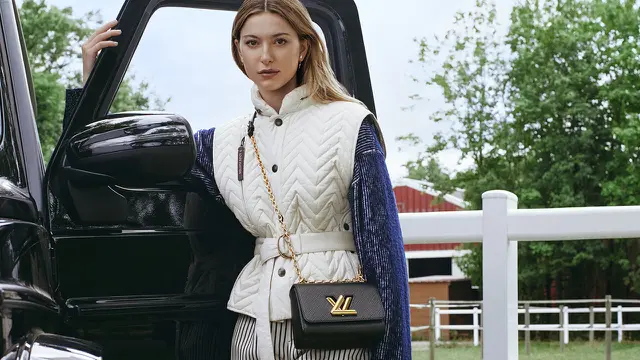 6 Potret Eve Jobs Jadi Penunggang Kuda Cantik dengan Tas Terbaru Louis Vuitton