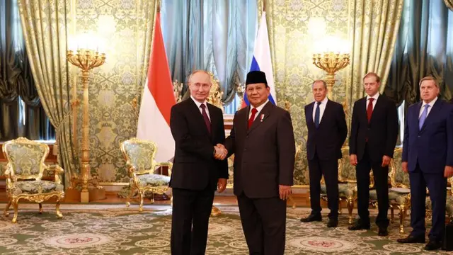 Presiden Rusia Vladimir Putin dan Prabowo Subianto, saat masih menjabat sebagai menteri pertahanan Republik Indonesia, bertemu di Moskow pada 31 Juli 2024.