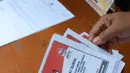 Petugas menunjukkan surat suara saat simulasi pencoblosan dan penghitungan di TPS pada Pemilihan umum 2019 di Kecamatan Tanah Abang, Jakarta, Selasa (9/4). Simulasi ini untuk memahami alur dan aturan Pemilu pada 17 April 2019. (merdeka.com/Imam Buhori)