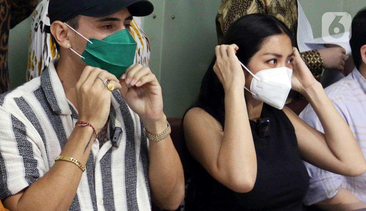 Aktris Jessica Iskandar (kanan) dan Vincent Verhaag saat konferensi pers terkait kasus penipuan dan penggelapan investasi mobil di kawasan Menteng, Jakarta, Kamis (14/7/2022). Pasangan Jessica Iskandar dan Vincent Verhaag menjadi korban penipuan atas kasus penyewaan mobil di Bali dengan pelaku Christoper Stefanus Budianto atau Steven dan mengalami kerugian sebesar hampir Rp 10 milliar dan 11 mobil mewah. (Liputan6.com/Herman Zakharia)