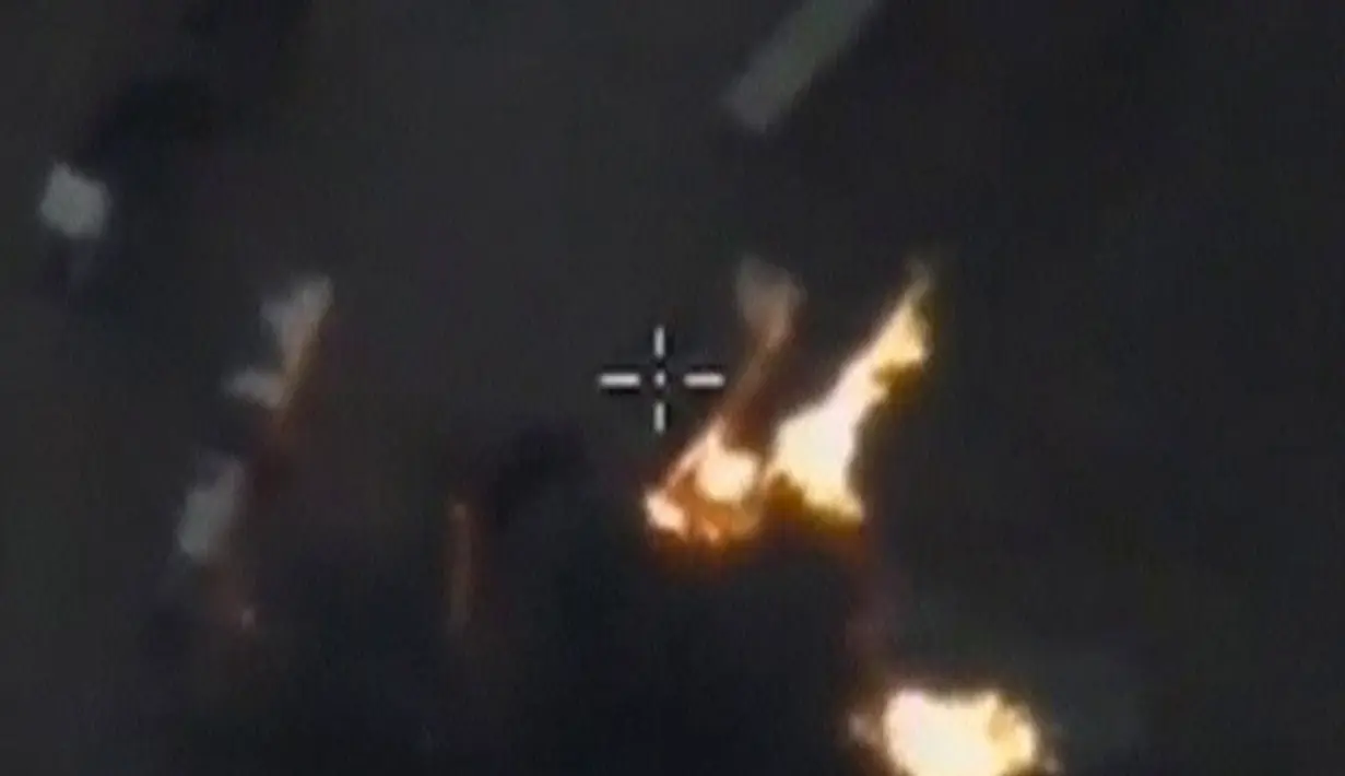 Sebuah gambar yang di rilis oleh Kementerian Pertahanan Rusia saat penyerangan terhadap Militan ISIS di Suriah padA 26 November lalu, (4/12). Serangan udara Militer Rusia memborbardir markas Militan ISIS yang diduga berjumlah ribuan orang. (REUTERS)