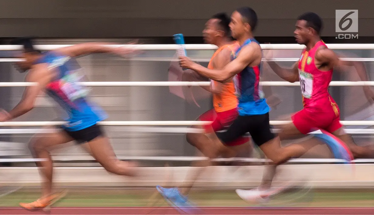 Para pelari beradu cepat saat tampil pada Kejurnas Atletik 2019 nomor 4x100 meter estafet senior putra di Stadion Pakansari, Bogor pada Rabu (8/8/2019). Kejurnas Atletik berlangsung dari 3 hingga 7 Agustus. (Bola.com/Peksi Cahyo)