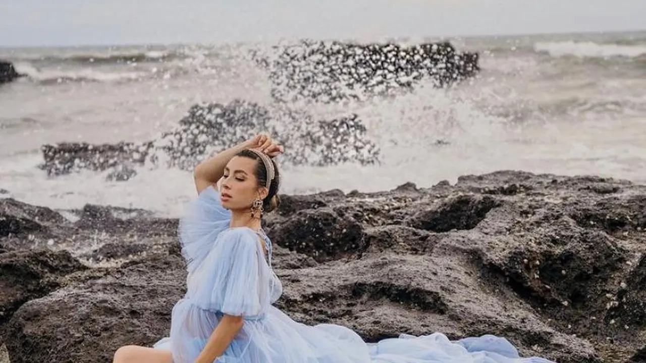 Kenakan gaun biru menjuntai, Jennifer Bachdim tampil menawan dan maksimal.