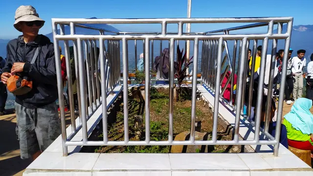 Dua makam leluhur Kerajaan Timanganten yakni Nyimas Ratu Intan Ratna Dewata dan Patih Ki Rambut Putih di kawasan wisata Bukit Intan Dewata.