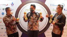 (ki-ka) Direktur Operasional PT Jakarta Industrial Estate Pulogadung
Beta S Winarto, Direktur Utama Landi R Mangaweang dan Direktur Keuangan Arief Adhi Sanjaya berbincang usai menerima 3 penghargaan TOP BUMD Award 2021 di Jakarta, (10/09/2021). (Liputan6.com/HO/Iqbal)