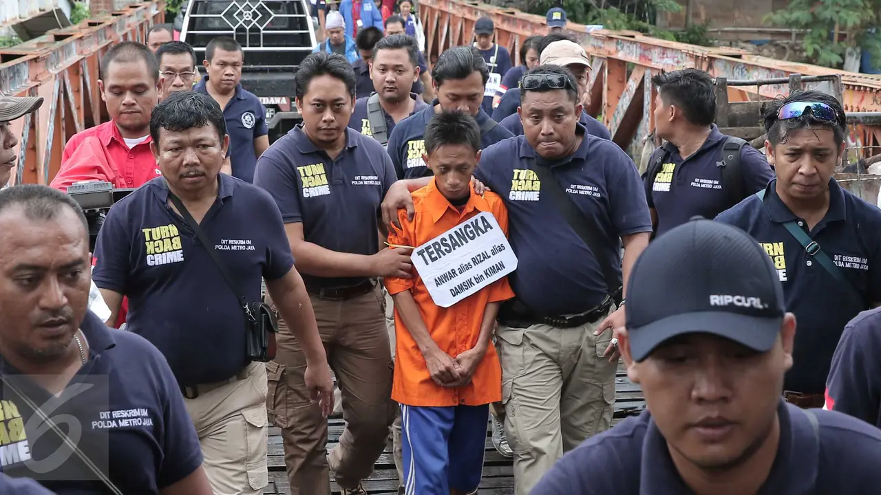 Anwar saat menjalani reka ulang pembunuhan siswi SMP AAP