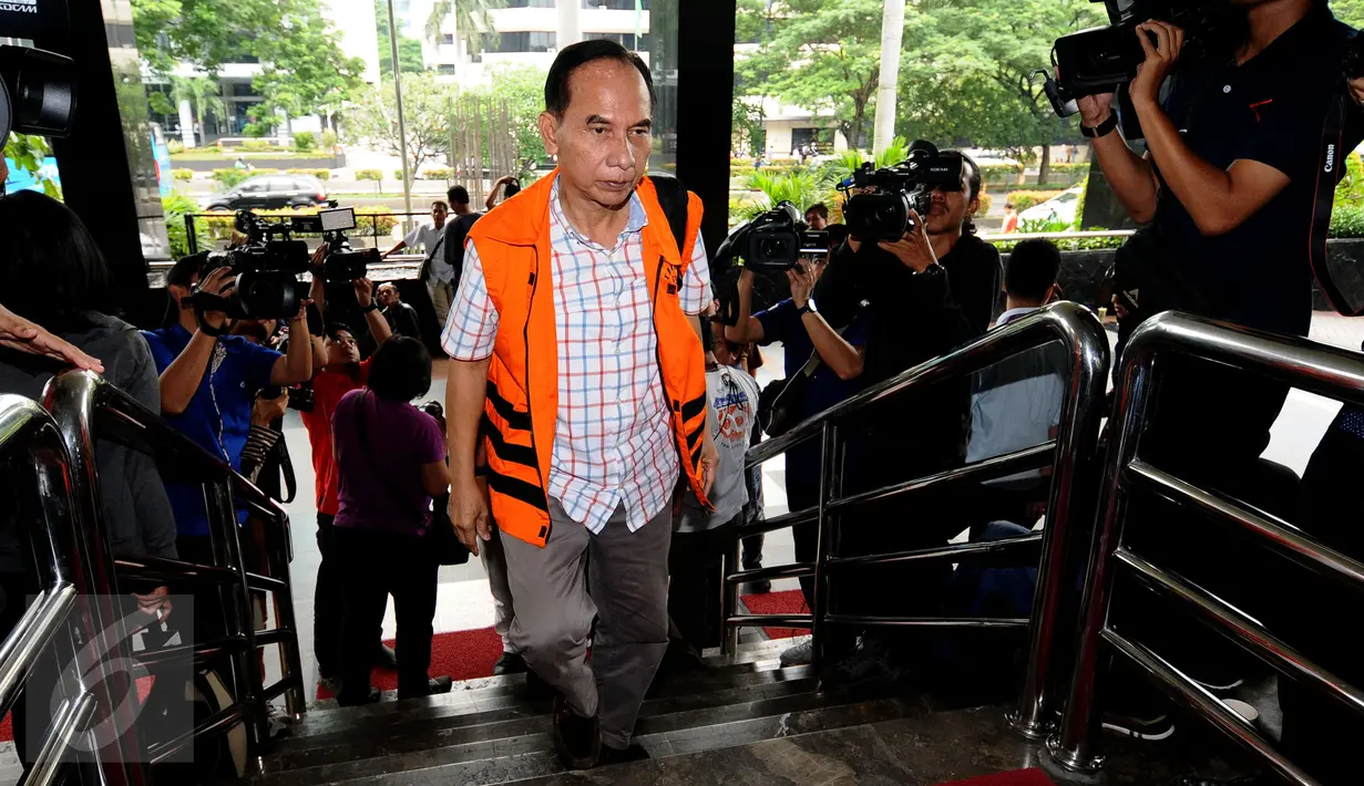 Mantan Walikota Cimahi M Itoc Tochija saat akan menjalani pemeriksaan lanjutan di Gedung KPK, Jakarta, Senin (30/1). Itoc Tochijah diduga menerima suap dari pengusaha TDB dan HSG pada 1 Desember 2016 lalu. (Liputan6.com/Helmi Fithriansyah)