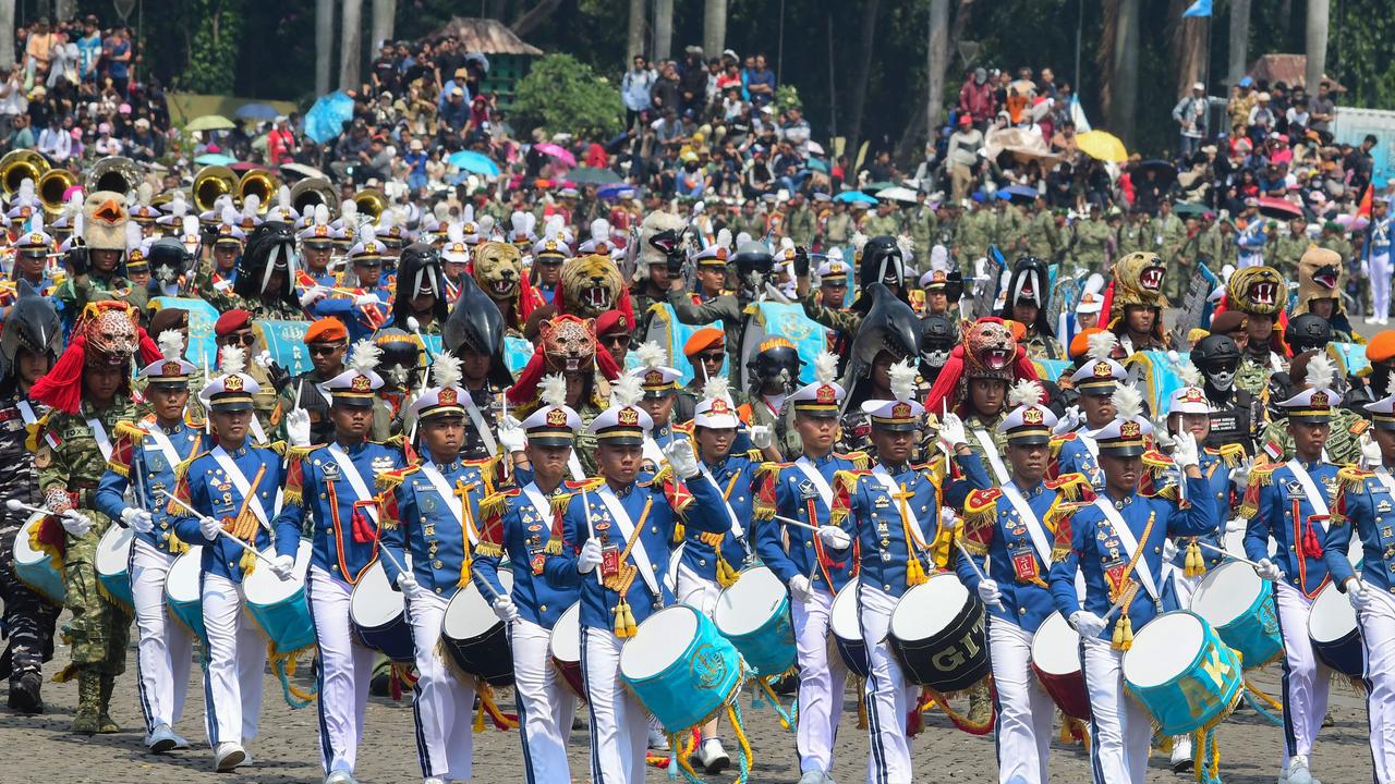 FOTO: Ribuan Warga Padati Monas Saksikan Kemegahan Parade HUT ke-80 TNI