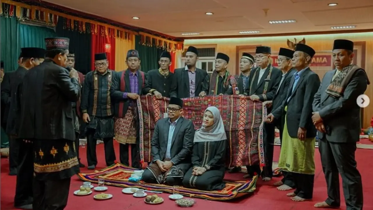 Kahiyang Ayu Kembali Berhijab Saat Dampingi Bobby Nasution, Dipuji Warganet Mirip Orang Korea