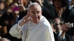 Paus Fransiskus melambaikan tangan kepada khalayak saat misa pelantikannya di Lapangan Santo Petrus pada tanggal 19 Maret 2013 di Vatikan. (Filippo MONTEFORTE/AFP)