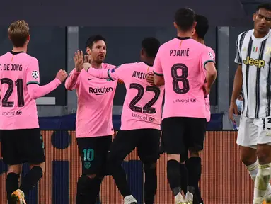 Pemain Barcelona merayakan gol yang dicetak Lionel Messi ke gawang Juventus pada laga lanjutan Liga Champions 2020/2021 di Allianz Stadium, Kamis (29/10/2020) dini hari WIB. Barcelona menang 2-0 atas Juventus. (AFP/Marco Bertorello)