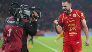 Selebrasi emosional bek Persija Jakarta, Jordi Amat usai mencetak gol lewat tendangan jarak jauh ke gawang Bhayangkara FC dalam laga tunda pekan ke-8 BRI Super League 2025/2026 di Stadion Utama Gelora Bung Karno, Jakarta, Senin (29/12/2025) malam. (Bola.com/M. Iqbal Ichsan).
