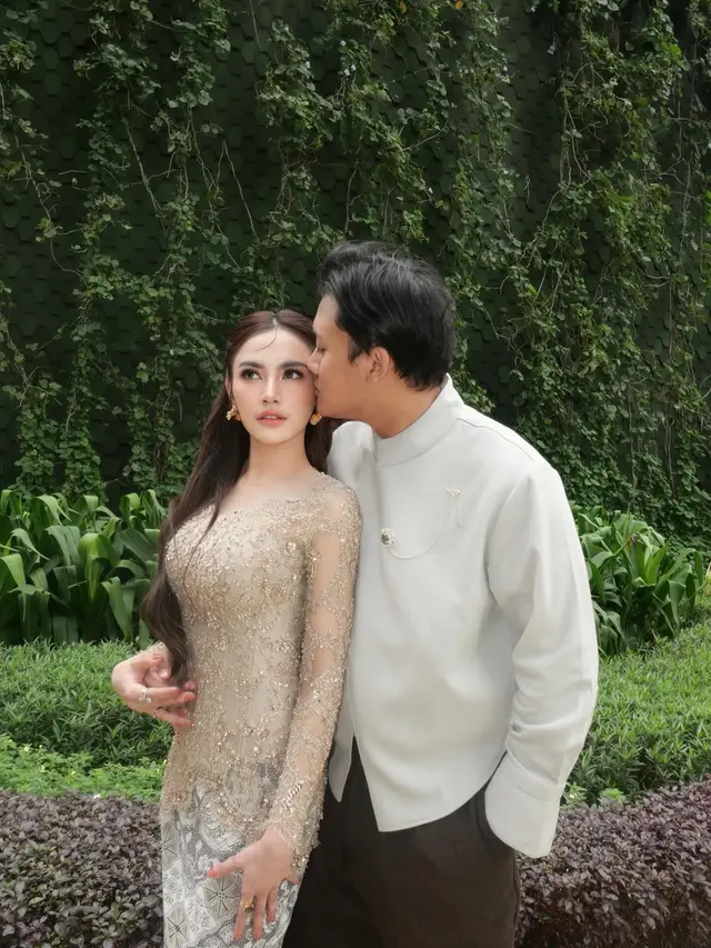 Serasi dan Berkelas, Gaya Mahalini Berkebaya dan Rizky Febian Berbeskap di Akad Nikah Ranggaz & Angie