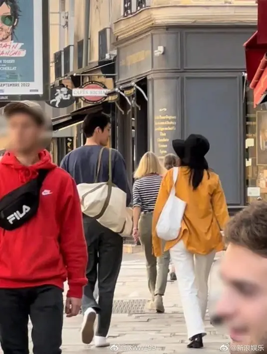Shin Min Ah dan Kim Woo Bin saat jalan bersama di tengah keramaian Kota Paris. (Foto: @ixww99 on Weibo via Allkpop)