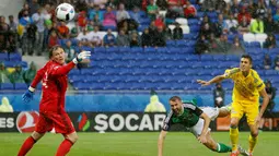  Pemain Irlandia Utara, Gareth McAuley (tengah), saat mencetak gol ke gawang Ukraina dalam laga Grup C Piala Eropa 2016 di Stade de Lyon, Lyon, (16/6/2016). (Reuters/Robert Pratta)