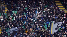 Dukungan ribuan suporter Inter Milan di tribun saat timnya melawan Empoli pada lanjutan Serie A Italia di  Giuseppe Meazza stadium, Milan, (12/2/2017).  Inter Milan menang 2-0. (EPA/Matteo Bazzi)