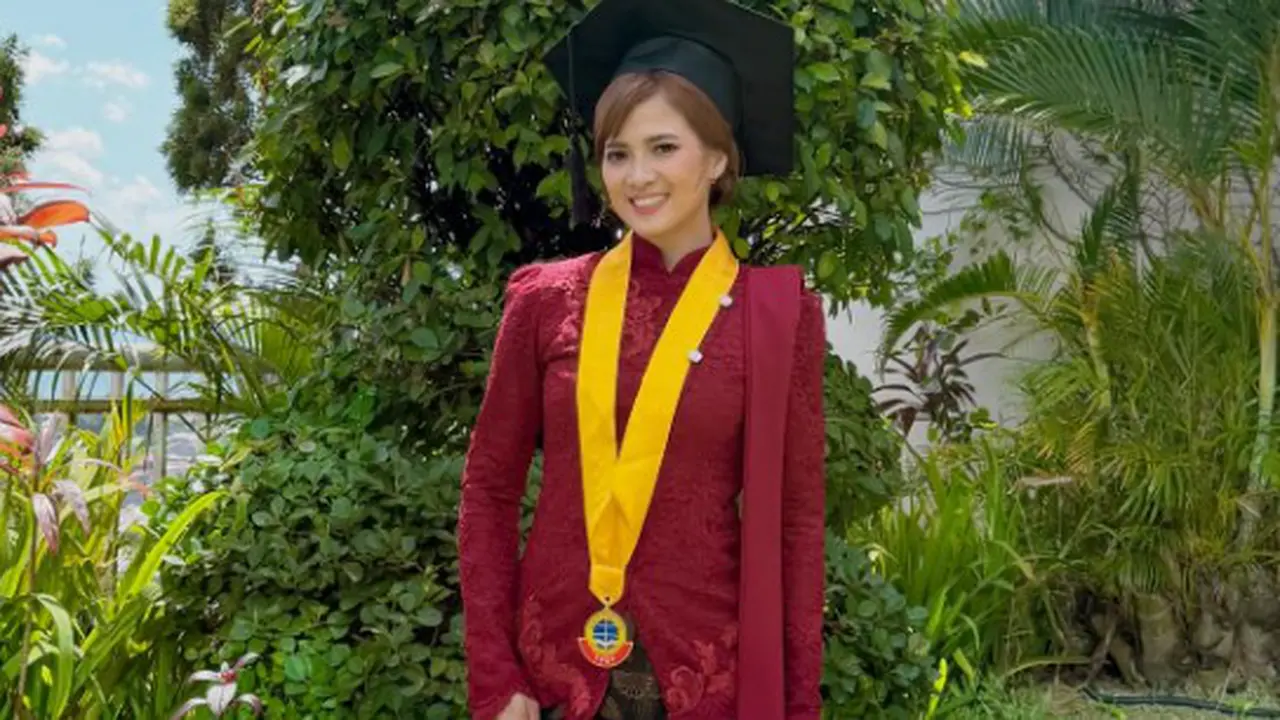 Model Kebaya Janggan Merah Chika Jessica saat Wisuda Sarjana