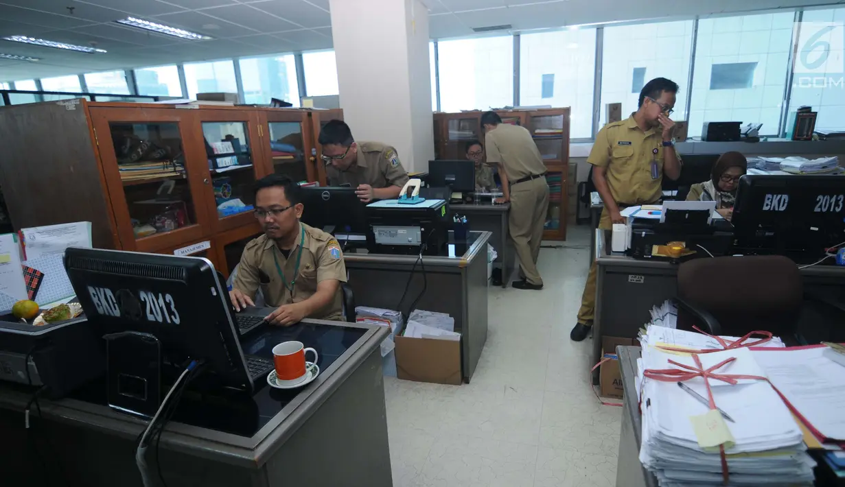 Sejumlah pegawai Pemerintahan Provinsi DKI Jakarta melakukan aktivitas kerja di Balai Kota, Jakarta, Senin (3/7). Mulai Senin (3/7), seluruh instansi pemerintahan masuk kerja usai libur Lebaran. (Liputan6.com/Gempur M Surya)