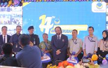 HUT Nasdem ke-14, Surya Paloh Potong Tumpeng dan Bagi-Bagi Sembako