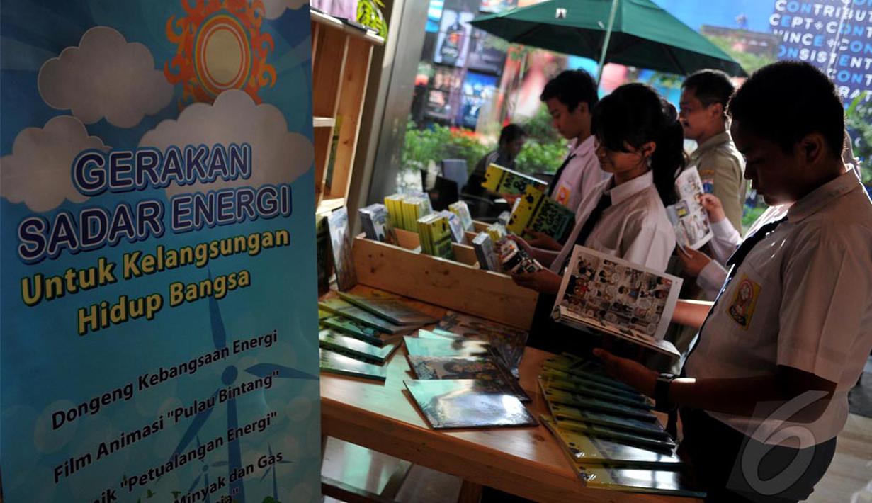 Menteri ESDM Jero Wacik meluncurkan "Gerakan Sadar Energi" dengan melakukan nonton bareng Film Pulau Bintang, bersama ratusan pelajar SD hingga SMA, Selasa (3/6/2014) (Liputan6.com/Johan Tallo)