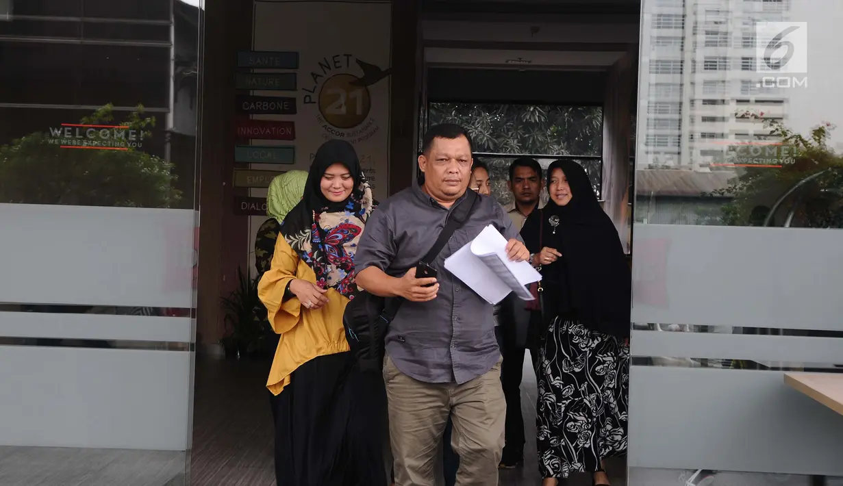 Keluarga korban Lion AIR JT 610 saat di selasar hotel kawasan Cawang, Jakarta, Rabu (23/1). Pihak hotel yang menjadi posko pencarian tersebut meminta mereka meninggalkan lokasi mulai siang ini. (Liputan6.com/Herman Zakharia)