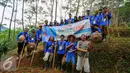 Peserta Campus Citizen Journalist Green Adventure Camp berpose bersama saat berada di lokasi hutan sengon milik Wika, Bogor, Selasa (31/5/2016). Liputan6.com gelar Green Camp bersama PT WIKA untuk Citizen Journalist. (Liputan6.com/Yoppy Renato)