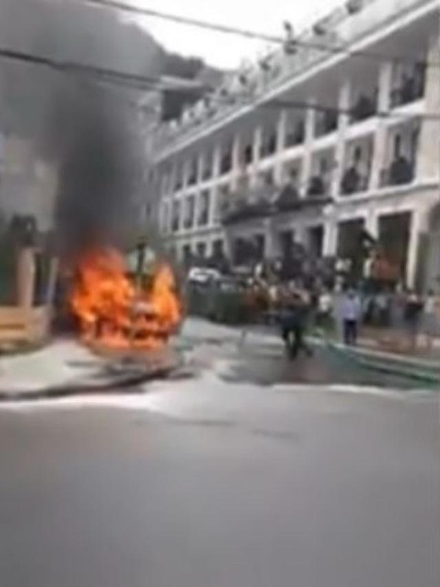 warga padamkan api dengan air tinja (foto: facebook Guyon Angkringan)