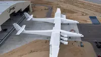 Pesawat terbesar di dunia besutan perusahaan Stratolaunch milik pendiri Microsoft Paul Allen (Sumber: Business Insider)