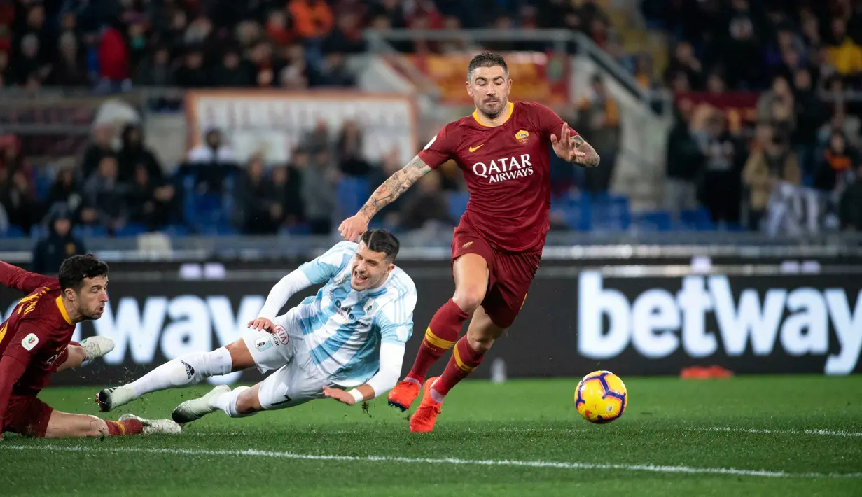 Pemain AS Roma, Aleksandar Kolarov (kanan) menggiring bola saat bertanding melawan Virtus Entella dalam Coppa Italia di Stadion Olimpico, Roma, Italia, Senin (14/1). Roma menang 4-0 dan melaju ke perempat final. (Maurizio Brambatti/ANSA via AP)