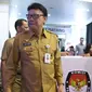 Mendagri, Tjahjo Kumolo (kiri) bersama Ketua KPU, Arief Budiman melihat kesiapan pendaftaran bakal capres/cawapres Pemilu 2019 di Gedung KPU Pusat, Jakarta, Senin (6/8). Pendaftaran akan ditutup 10 Agustus mendatang. (Liputan6.com/Helmi Fithriansyah)