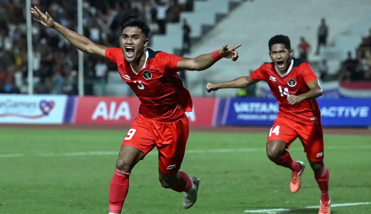 Penyerang Timnas Indonesia U-22 Muhammad Ramadhan Sananta (kiri) berselebrasi setelah mencetak gol ke gawang Thailand pada babak pertama final SEA Games 2023 di National Olympic Stadium, Kamboja, Selasa (16/5/2023). (Photo by MOHD RASFAN / AFP)