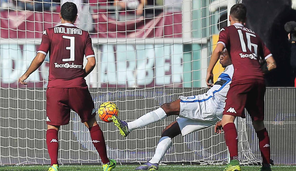 Pemain Inter Milan Geoffrey Kondogbia saat mencetak gol pada lanjutan Liga Italia Serie A di Stadion Olympic, Turin, MInggu (8/11/2015) WIB. Inter menang 1-0. (AFP Photo/Marco Bertorello) 
