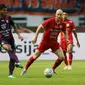 Pemain Persija Jakarta, Michael Krmencik (kanan) saat melawan Rans Nusantara FC pada laga persahabatan antara Persija Jakarta menghadapi Rans Nusantara FC di Stadion Wibawa Mukti, Cikarang, Sabtu (16/7/2022). (Bola.com/M Iqbal Ichsan)