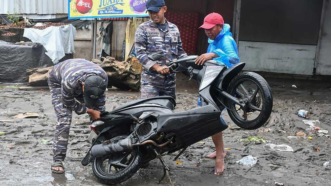 FOTO: TNI AL Bantu Warga Terdampak Banjir Bandang di Denpasar