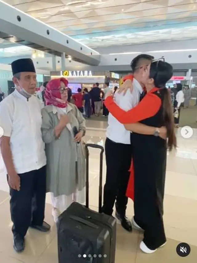 6 Potret Fitri Carlina Lepas Suami Pindah Ke Oman Ini Bikin Haru