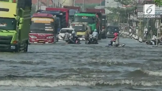 Banjir masih menggenangi kawasan pantai utara Jawa. Setelah kawasan Semarang kini banjir meluas hingga ke Kabupaten Demak.