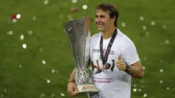 Julen Lopetegui berhasil meneruskan tren kesuksesan Sevilla di Liga Europa. Ia berhasil membawa Los Nervionenses sebagai juara di ajang tersebut saat musim perdananya, yaitu 2019/2020. Sevilla berhasil menjuarai gelar Liga Europa usai meraih kemenangan dari Inter Milan dengan skor 3-2. Gelar juara tersebut menjadi gelar keenam klub yang bermarkas di Stadion Ramón Sánchez Pizjuán tersebut. (AFP/Pool/Friedmann Vogel)