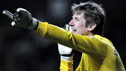 Gaya kiper Manchester United asal Belanda Edwin Van Der Sar di laga lanjutan EPL melawan Aston Villa di Villa Park, Birmingham, 10 Februari 2010. AFP PHOTO / ANDREW YATES