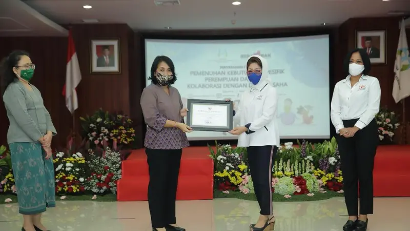 Apresiasi diberikan berupa sertifikat oleh Menteri Pemberdayaan Perempuan dan Perlindungan Anak, kepada Kadin dan Iwapi