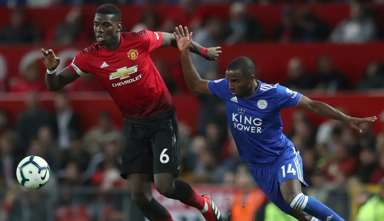 Pemain Manchester United, Paul Pogba (kiri) berebut bola dengan pemain Leicester City Ricardo Pereira dalam ajang Liga Inggris di Old Trafford, Manchester, Inggris, Jumat (10/8). Pogba mencetak gol dalam pertandingan ini. (AP Photo/Jon Super)