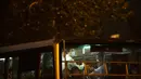 Seorang pria yang mengenakan masker untuk melindungi diri dari COVID-19 mengendarai bus umum di Beijing, Rabu (15/9/2021). China memperketat penguncian dan meningkatkan pesanan untuk pengujian massal di kota sepanjang pantai timurnya di tengah lonjakan kasus COVID-19. (AP Photo/Mark Schiefelbein)