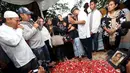 Salah satu personel Trio Libels, Ronny Sianturi (kedua kiri) menangis saat membacakan kembali postingan terakhir sahabatnya dari akun facebook milik Yanni Libels di TPU Tanah Kusir, Jakarta, Kamis (26/3/2015). (Liputan6.com/Panji Diksana) 