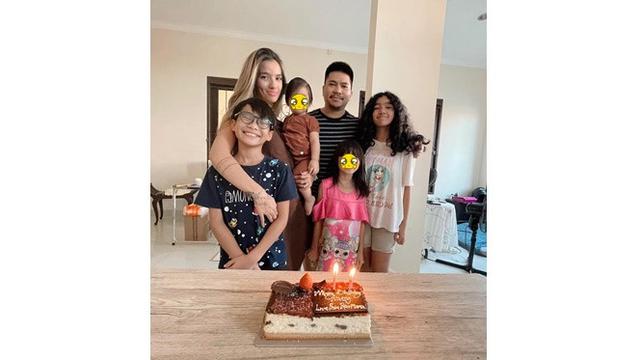 6 Potret Perayaan Ulang Tahun Anak Kedua Sheila Marcia, Dapat Kejutan Keluarga