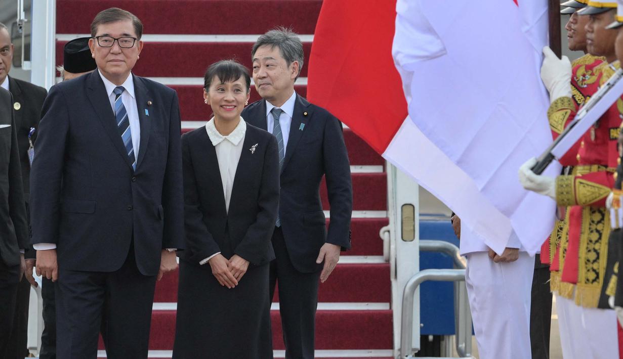 Perdana Menteri Jepang, Shigeru Ishiba (kiri) bersama istri Yoshiko Ishiba saat tiba di Bandara Internasional Soekarno-Hatta, Tangerang, Banten, Jumat 10 Januari 2025. (BAY ISMOYO/AFP)