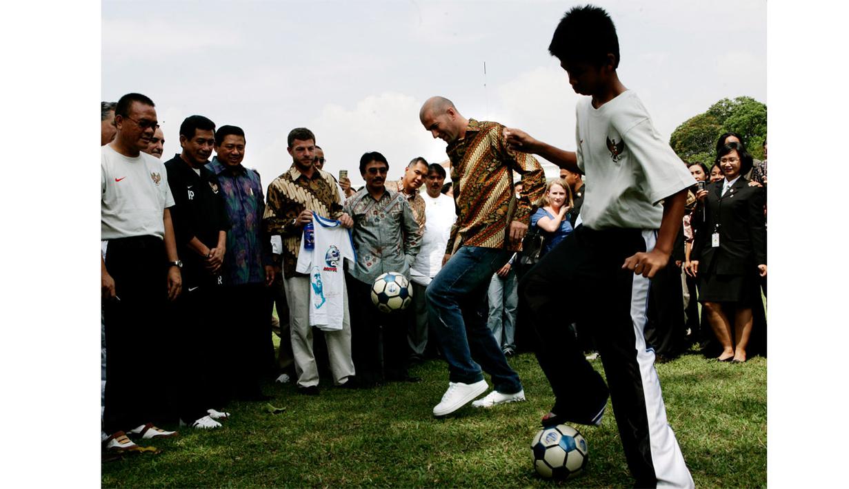  Zinedine Zidane, saat melakukan Jugling mengenakan Batik disaksikan Presiden RI ke-6 Susilo Bambang Yudhoyono di Jakarta, Indonesia, (06/07/2007). Zidane ke Indonesia guna mempromosikan sepak bola untuk anak-anak. (EPA/Jurnasyanto Sukarno)