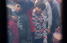 FOTO: Kelaparan, Anak-Anak Palestina di Jalur Gaza Mengantre Panjang Demi Makanan