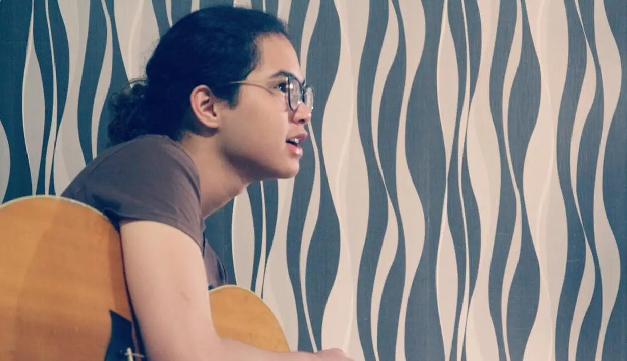 “Pernah mimpi punya anak perempuan, di mimpi itu aku peluk erat anakku nyata rasanya. Rindupun hadir saat aku terbangun, maka dari itu saya suka meminjam rasa dari adikku tersayang,” tulis Dul. (Instagram/duljaelani)