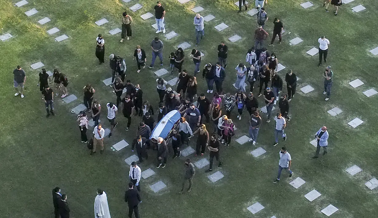 Foto udara pemakaman legenda sepak bola Argentina, Diego Armando Maradona, di pemakaman Jardin Bella Vista (Kamis (26/11/2020) waktu setempat. Diego Maradona meninggal karena serangan jantung pada usia 60 tahun. (AFP/Emiliano Lasalvia)
