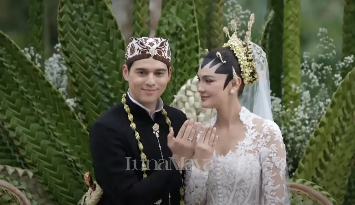 Maxime dan Luna Maya mengusung adat Jogjakarta dengan paes yang khas. [Foto: TS Media.dok]